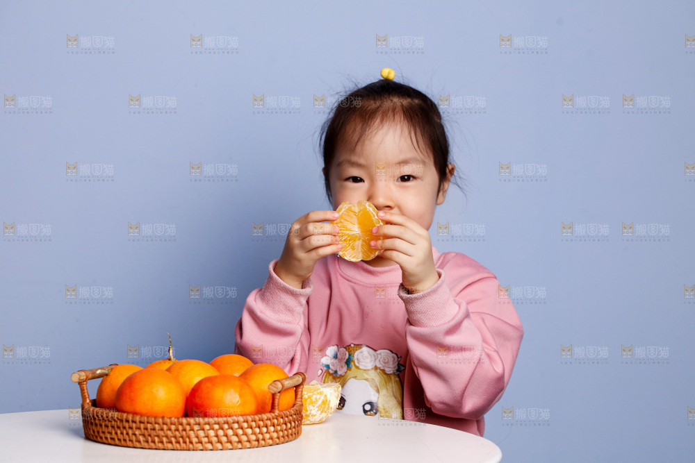 小孩正在吃着蜜桔