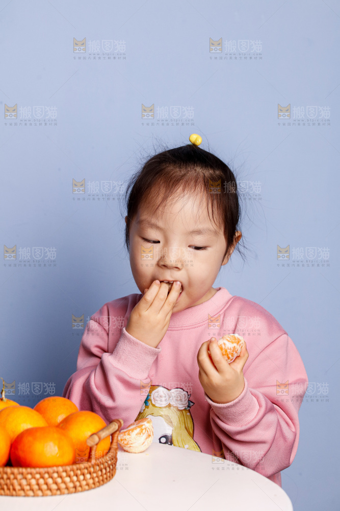 小孩正在吃着蜜桔