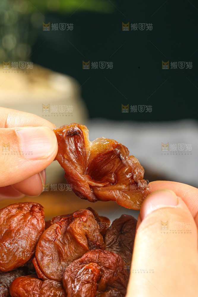 深底上的荔枝肉