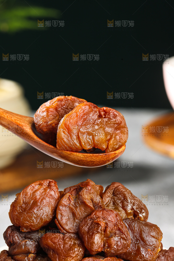 深底上的荔枝肉