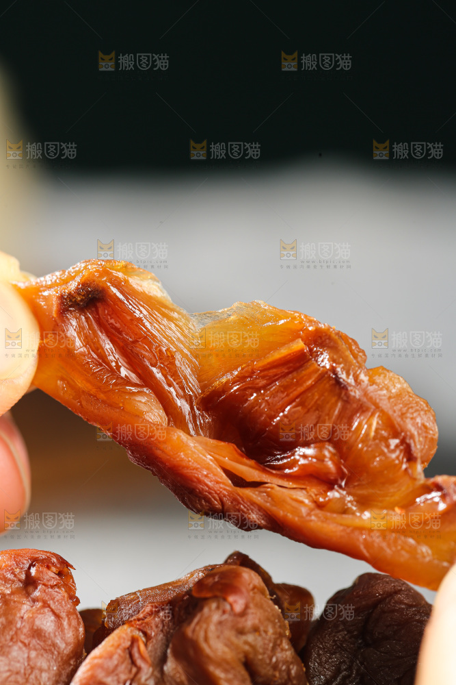 深底上的荔枝肉