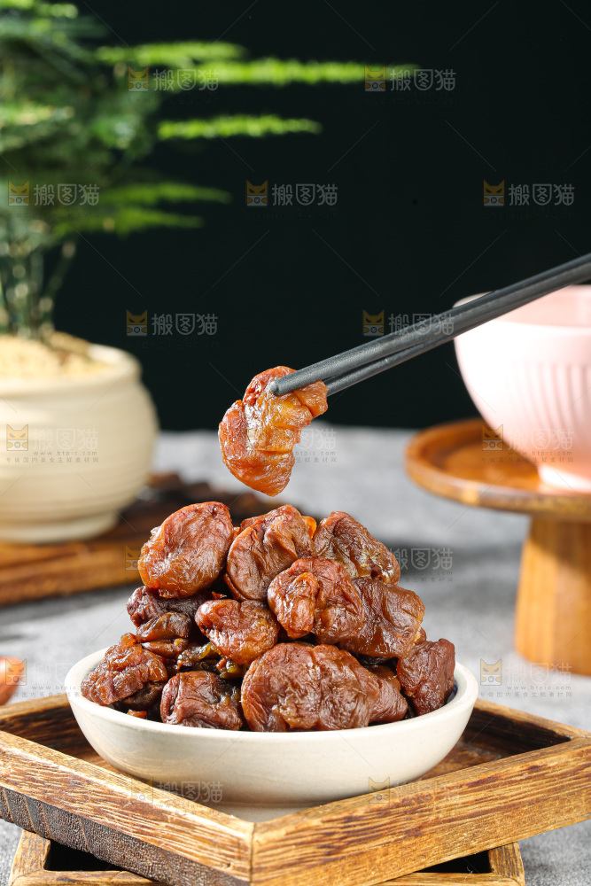 深底上的荔枝肉