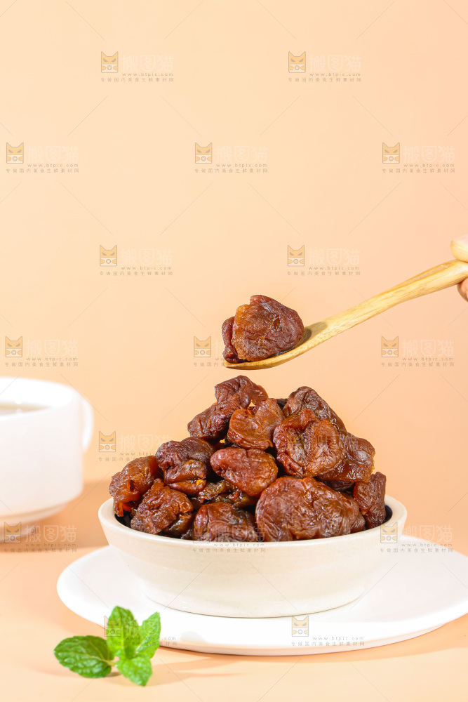 浅底上的荔枝肉