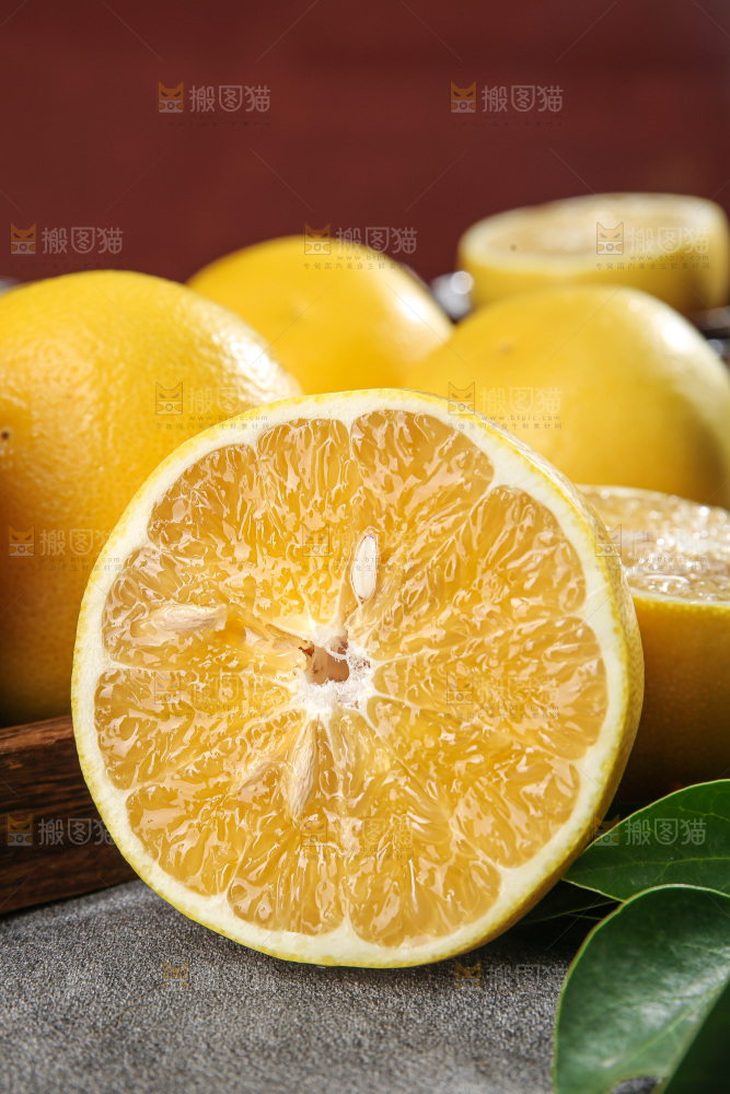 深底上的黄金葡萄柚