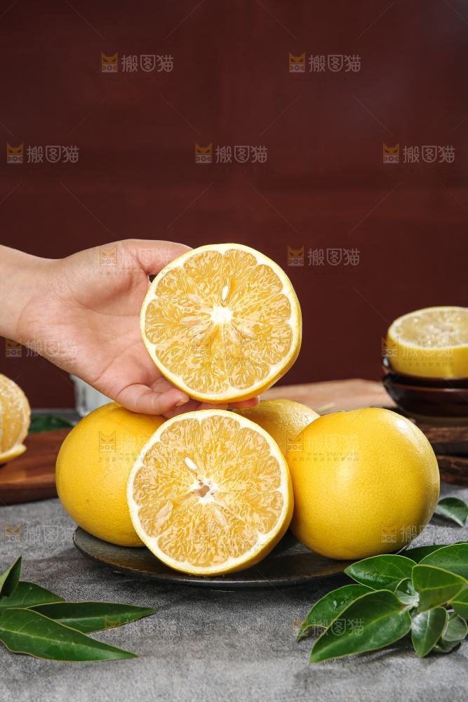深底上的黄金葡萄柚
