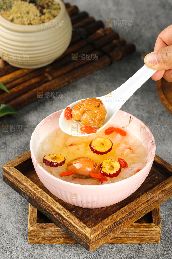 碗里银耳荔枝肉红枣甜汤
