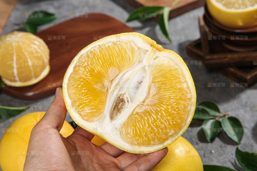 深底上的黄金葡萄柚