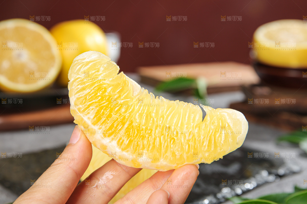 深底上的黄金葡萄柚