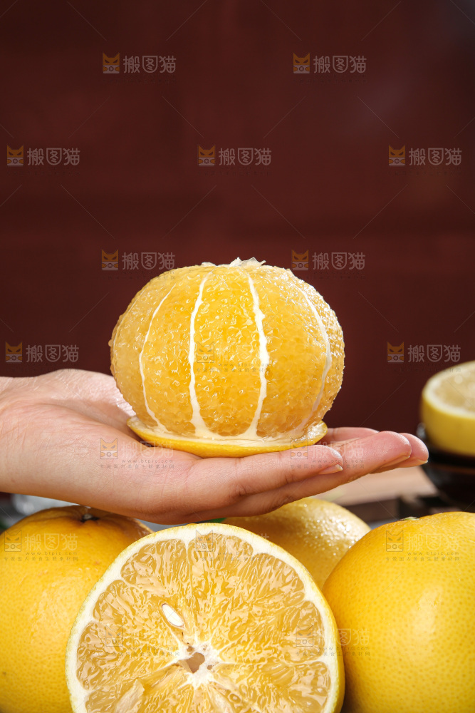 深底上的黄金葡萄柚