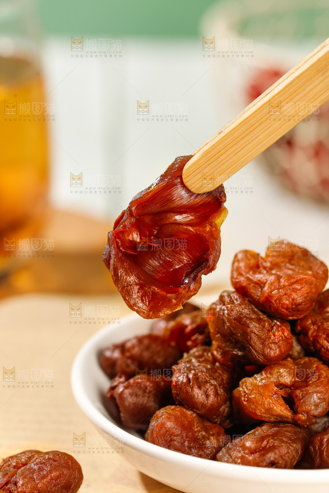 浅底上的荔枝肉