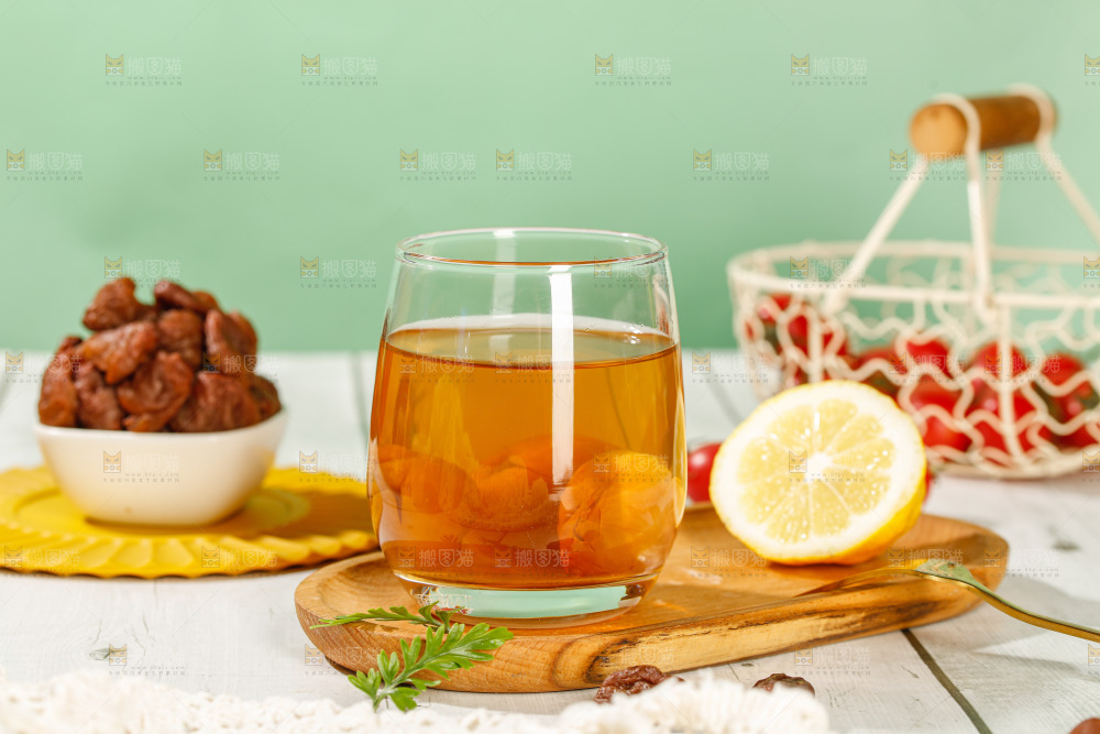 浅底上的荔枝肉