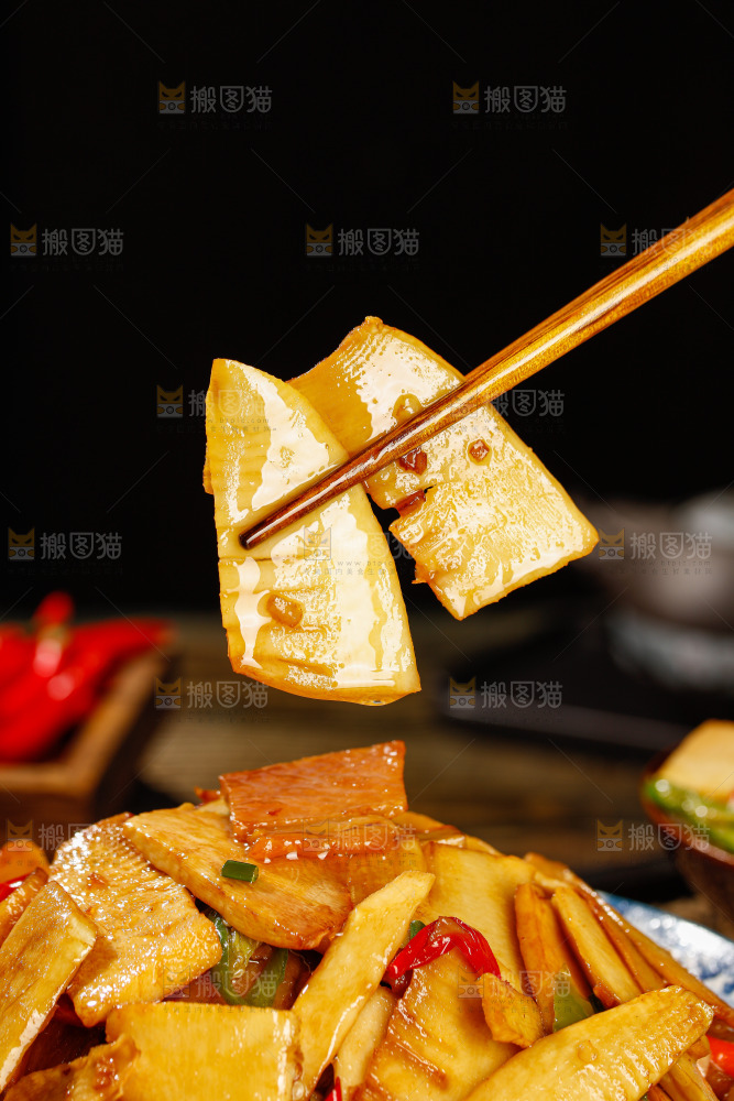 木底上的冬笋炒腊肉