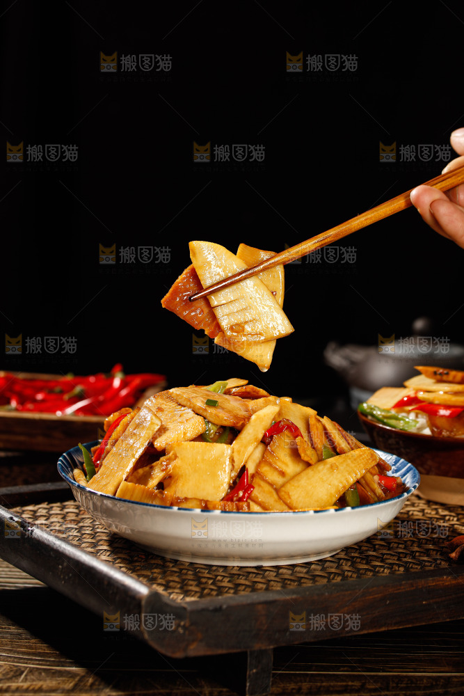 木底上的冬笋炒腊肉