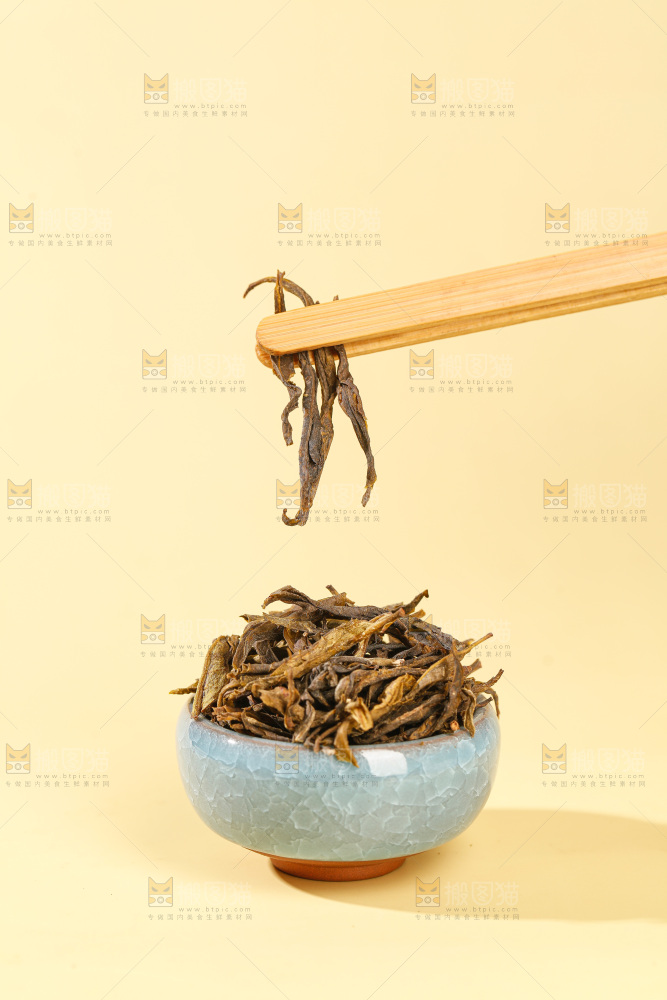 浅底上的茶叶