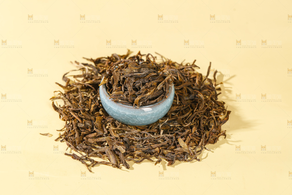 浅底上的茶叶