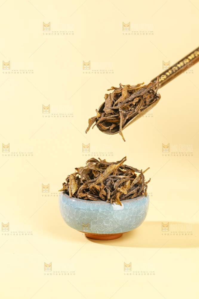 浅底上的茶叶