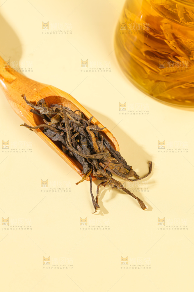 浅底上冲泡的茶叶水