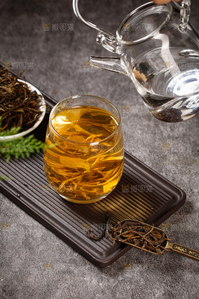 深底上冲泡的茶