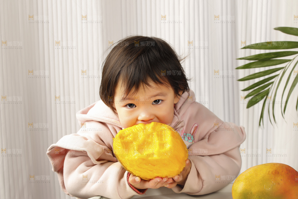 小孩在吃凯特芒