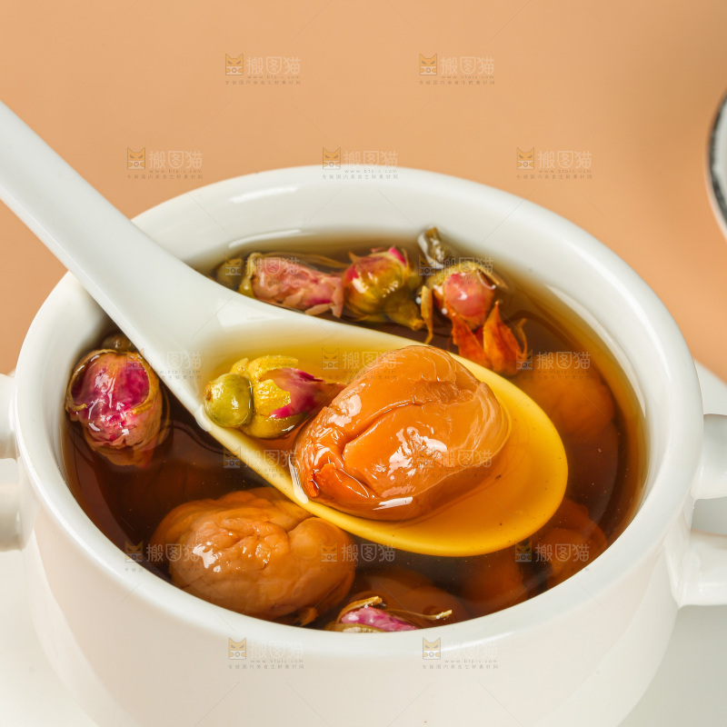 浅底上的荔枝干果茶