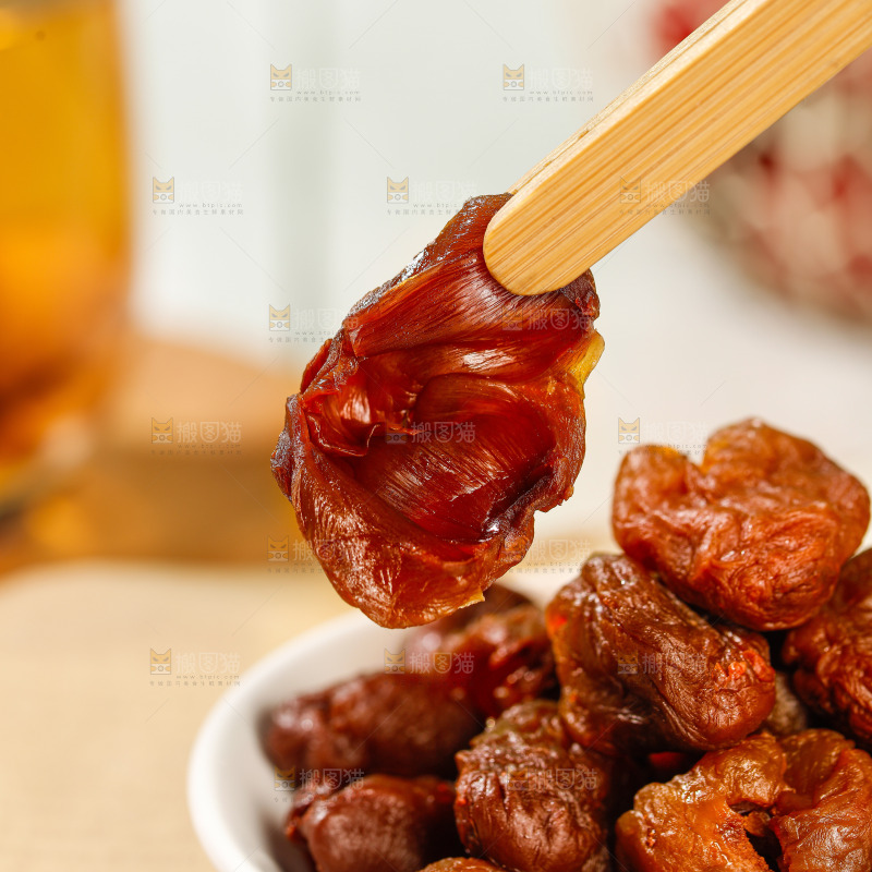 浅底上的荔枝肉