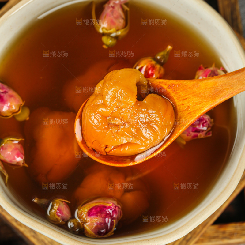 碗里银耳荔枝肉红枣甜汤