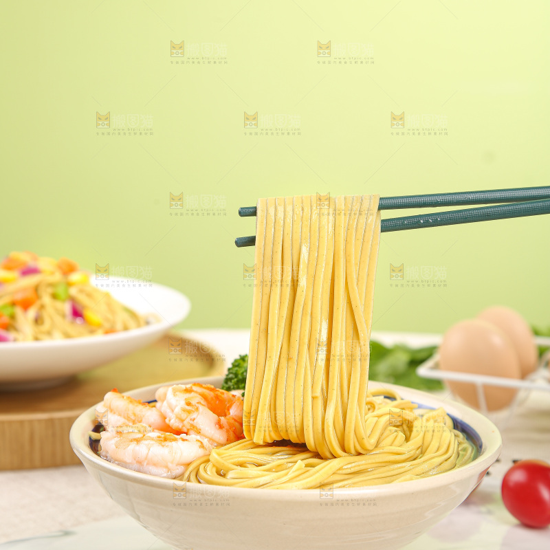 浅底上的荞麦拌面