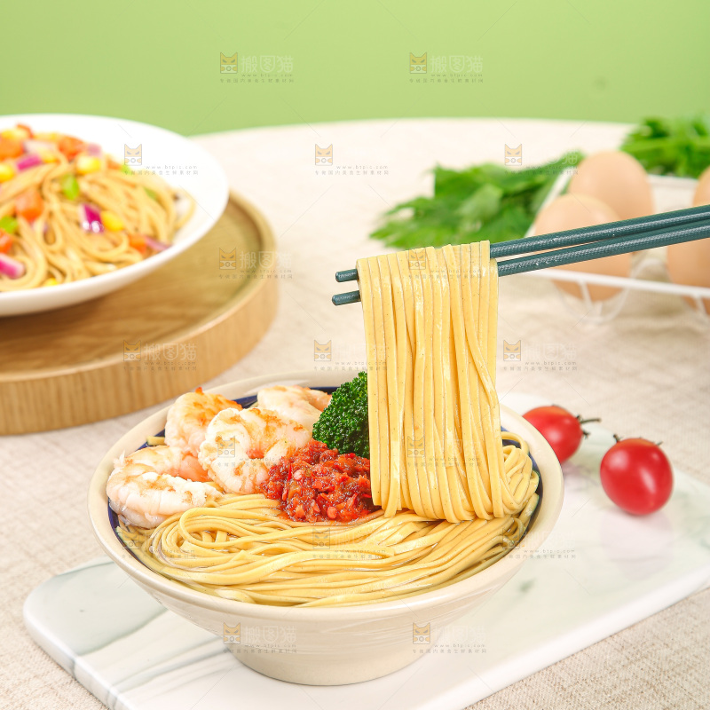 浅底上的荞麦拌面