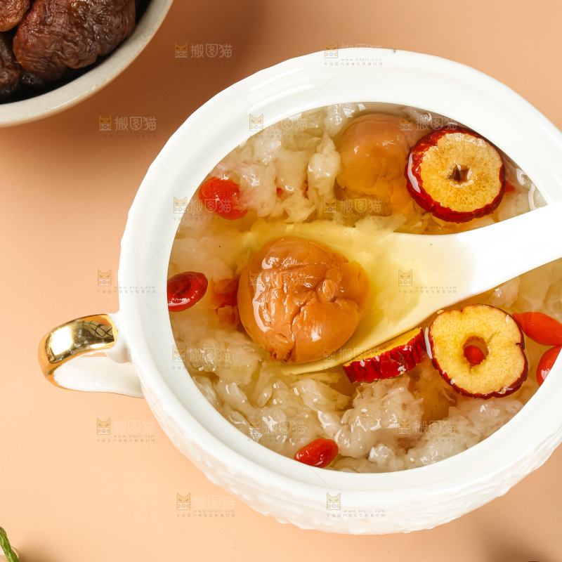 碗里银耳荔枝肉红枣甜汤