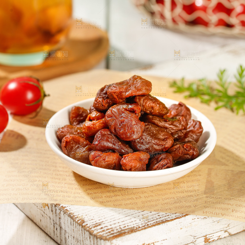 浅底上的荔枝肉