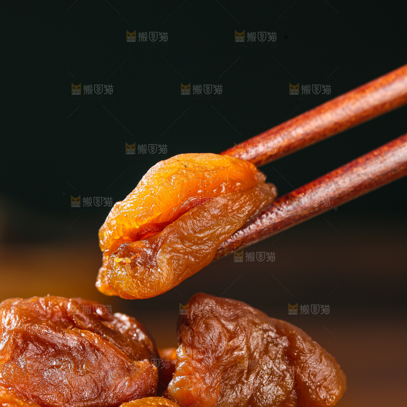深底上的荔枝肉