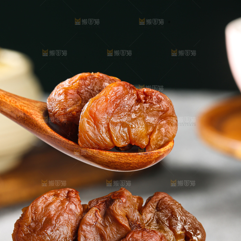 深底上的荔枝肉