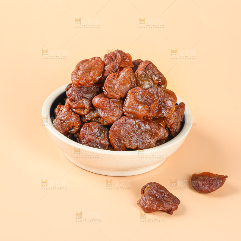 浅底上的荔枝肉