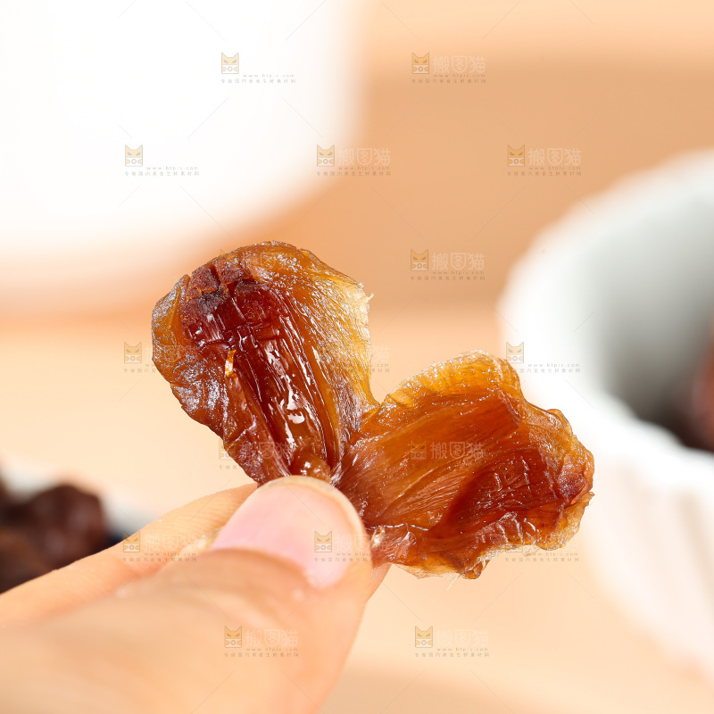 浅底上的荔枝肉