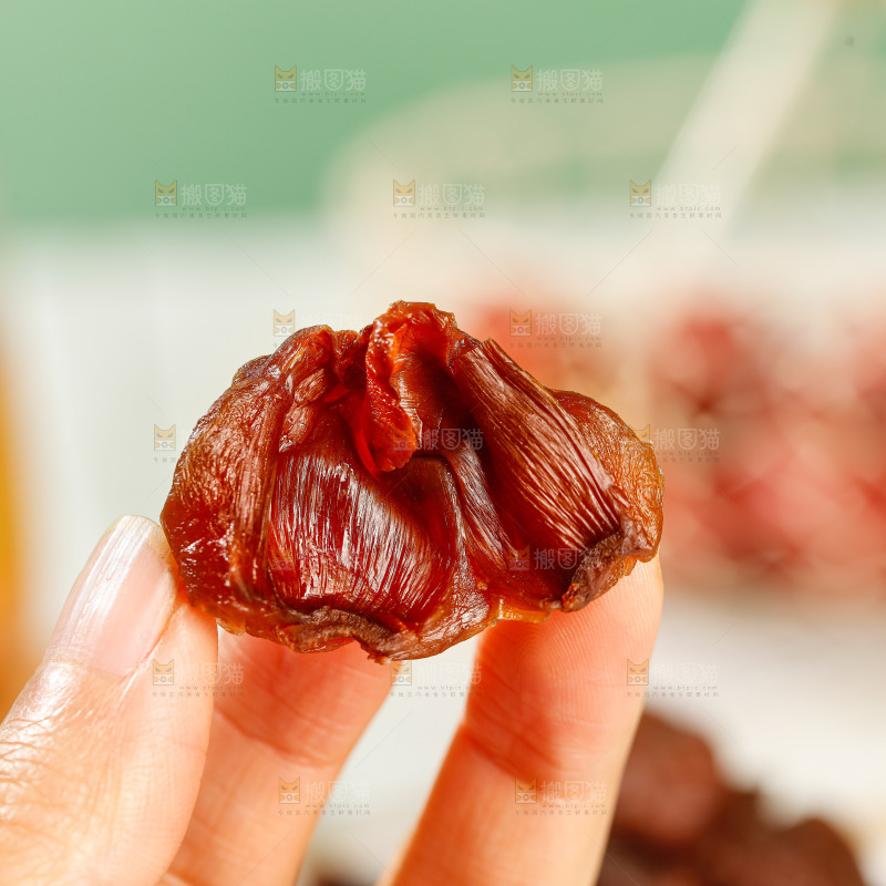 浅底上的荔枝肉