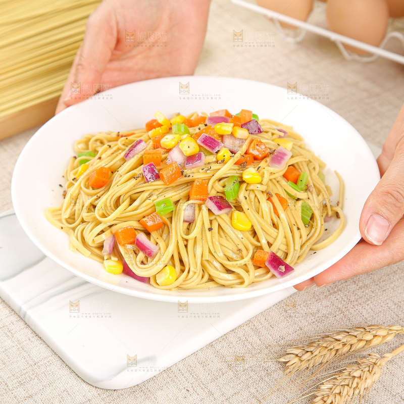 浅底上的荞麦拌面