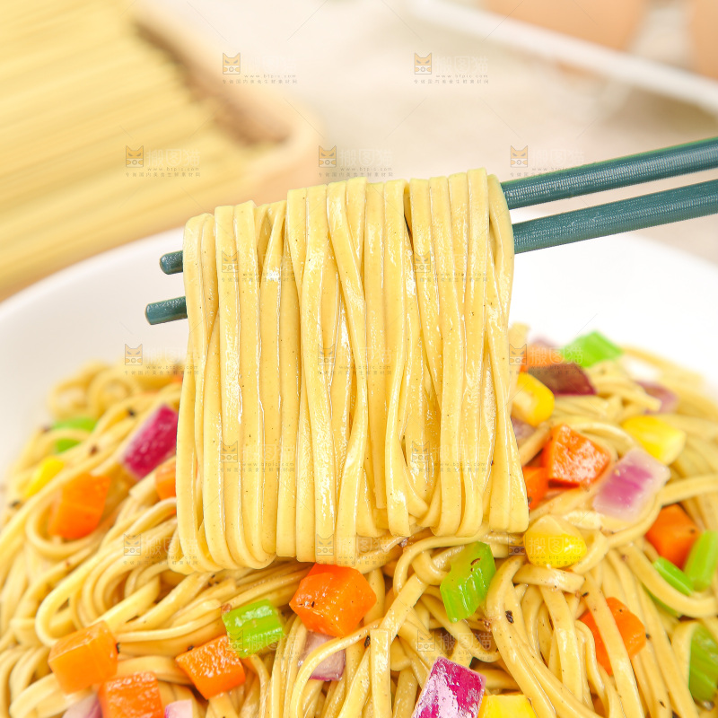 浅底上的荞麦拌面