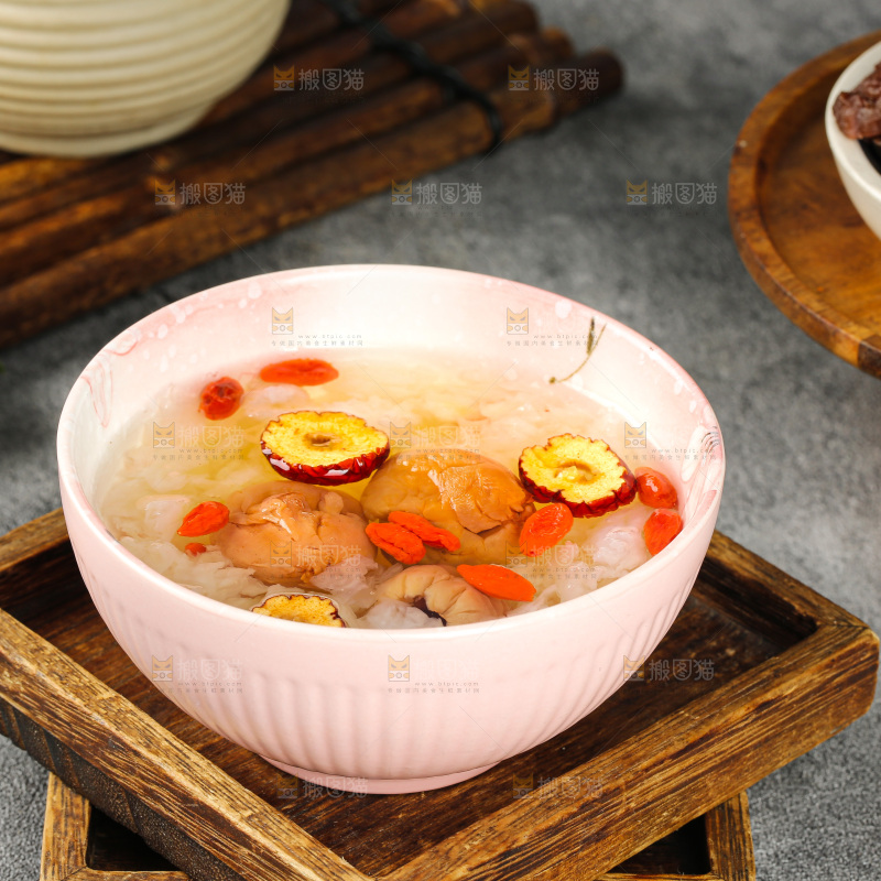 碗里银耳荔枝肉红枣甜汤