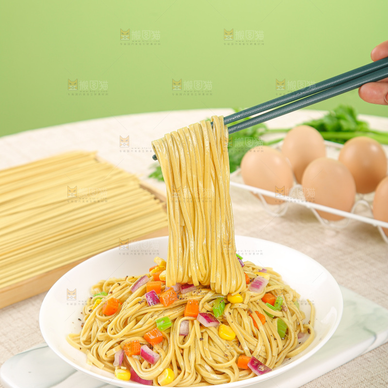 浅底上的荞麦拌面