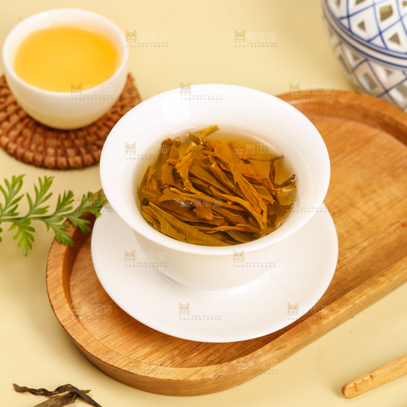 浅底上冲泡的茶叶水