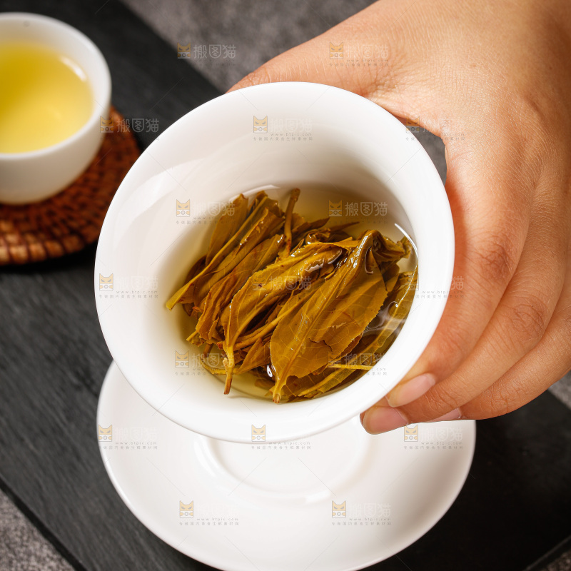 深底上冲泡的茶