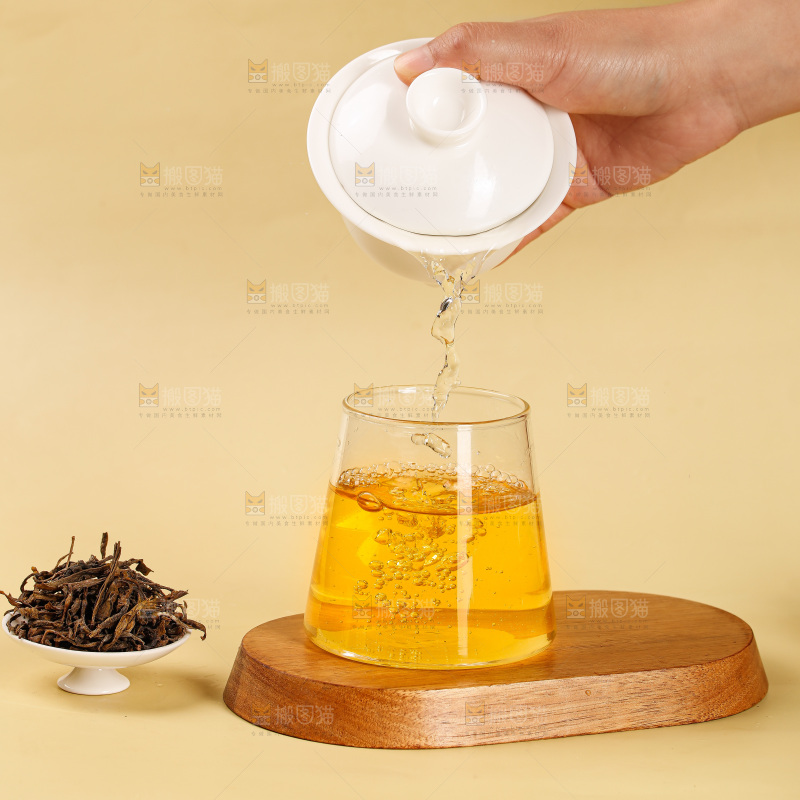 浅底上冲泡的茶叶水