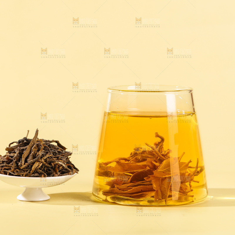 浅底上冲泡的茶叶水