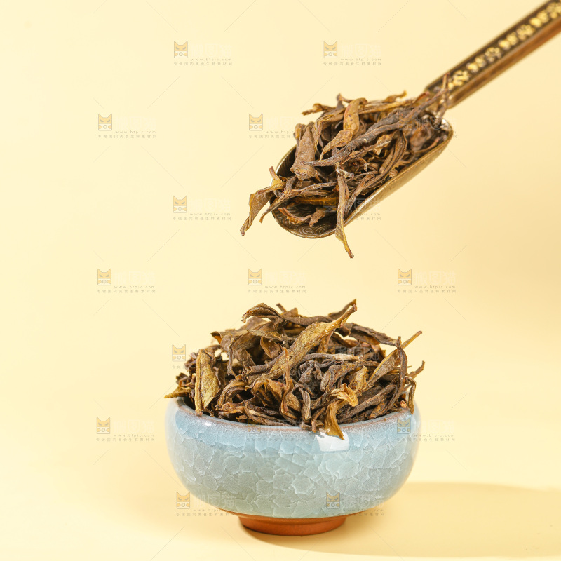 浅底上的茶叶