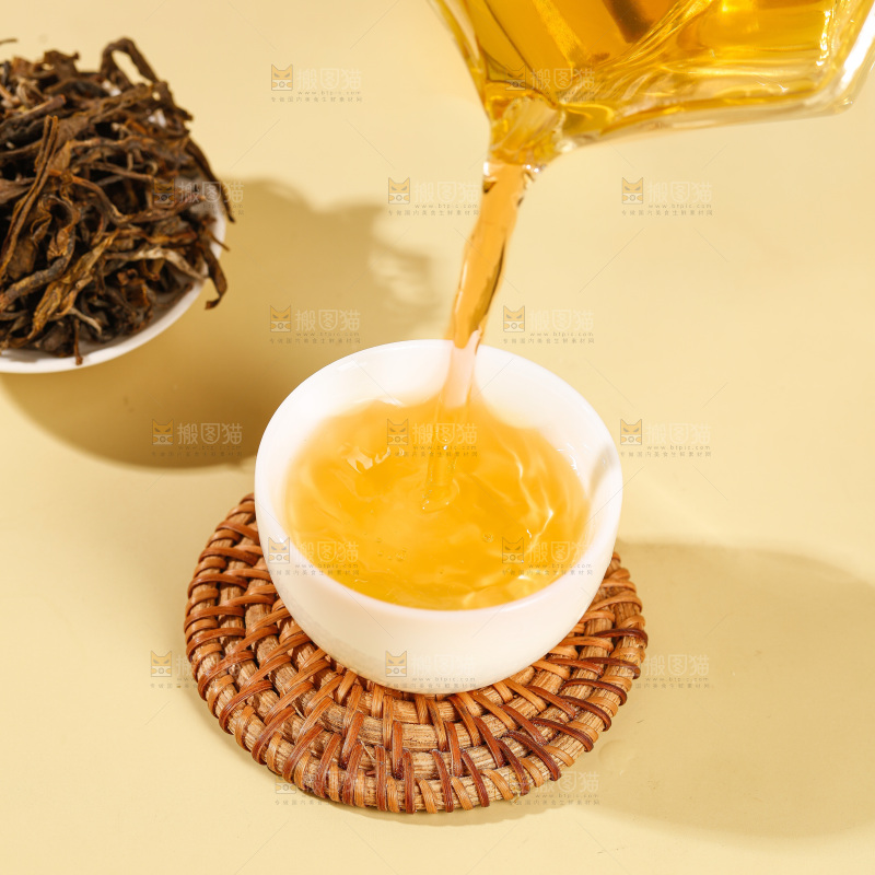浅底上冲泡的茶叶水