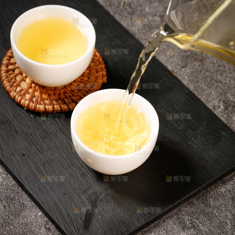 深底上冲泡的茶