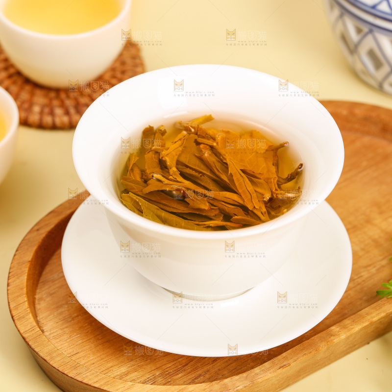 浅底上冲泡的茶叶水