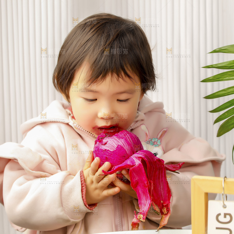 小孩吃红心火龙果