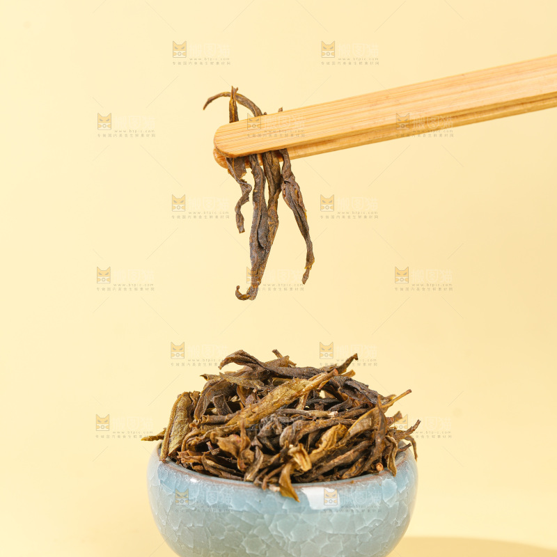 浅底上的茶叶