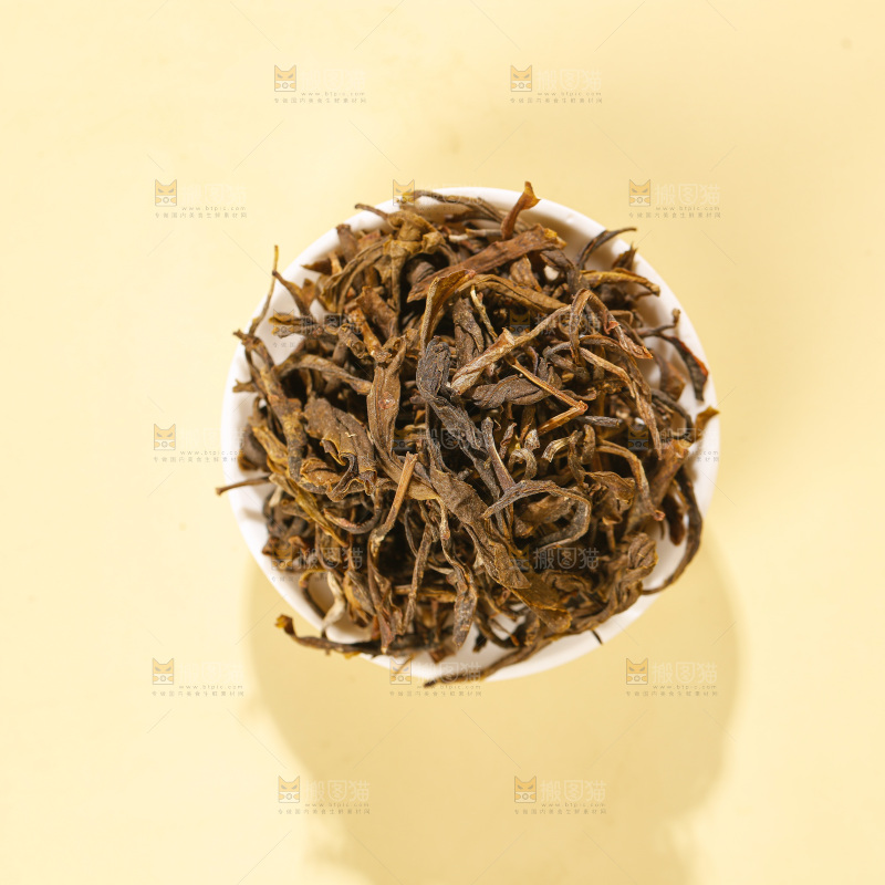 浅底上的茶叶